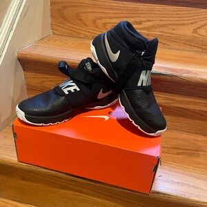 Nike Team Hustle G8 Flyease Size 7Y